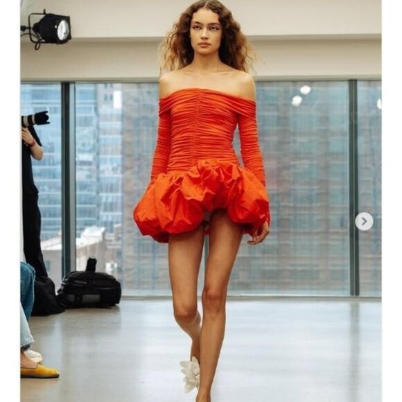 NEW AKNVAS for FWRD Greta Stretch Jersey Dress in Red FWRD mini off shoulder - Picture 1 of 11